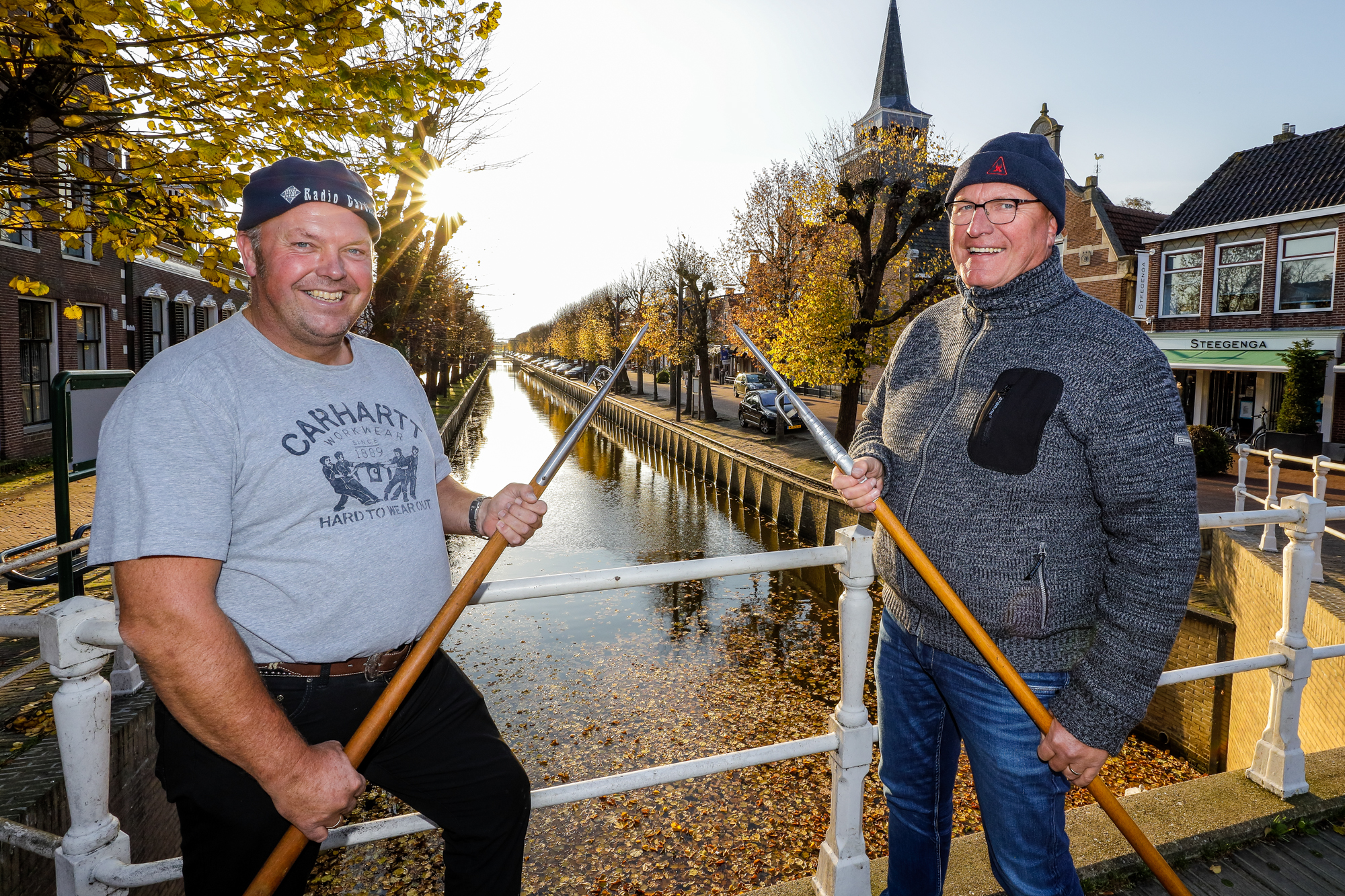 IJmeesters Piet Simonsma ( met donker grijze jas ) en Reitze Woudstra ( met grijs t-shirt ) op de brug bij de Luts in Balk.